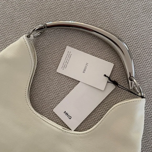 NWT Mango LEATHER SHOULDER BAG WITH
METAL HANDLE - Picture 4 of 9